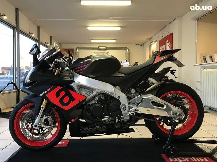 Aprilia RSV4 Image 3